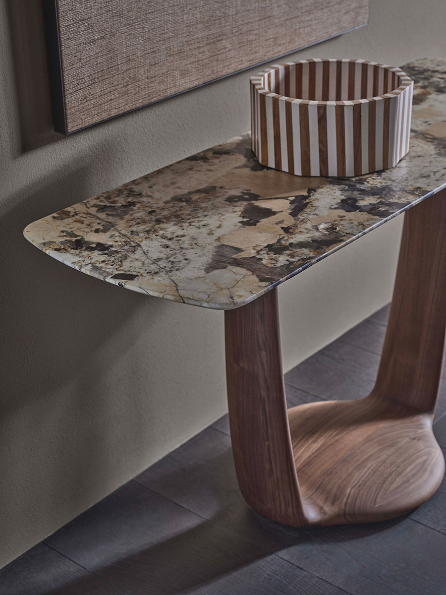 la console Saddle pour porada, un zoom sur la noblesse des matériaux bois et marbre