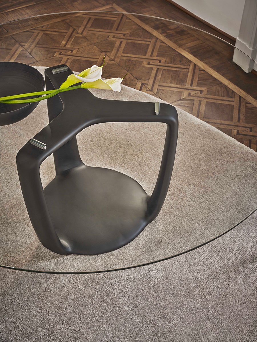 Table ronde Saddle pour Porada, ici le détail du piètement sculpté dans le bois vu par transparence